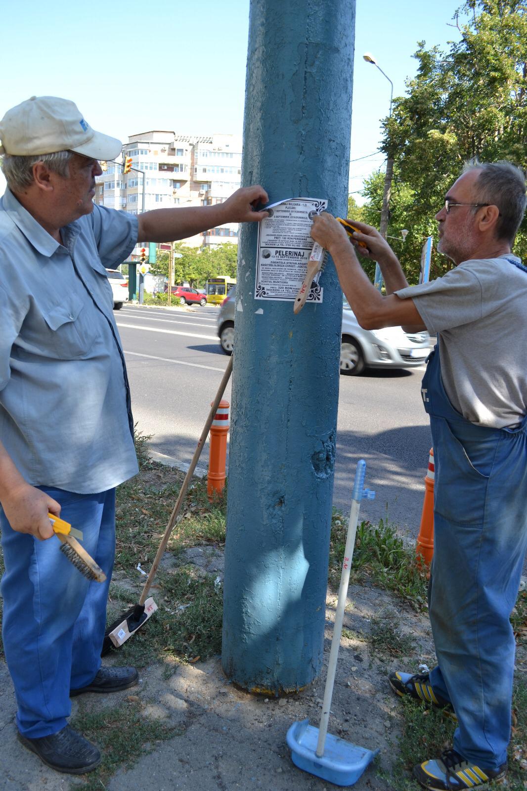 CONSTANȚA: Primăria a început o campanie de curățare a stâlpilor pe care sunt lipite afișe publicitare – FOTO