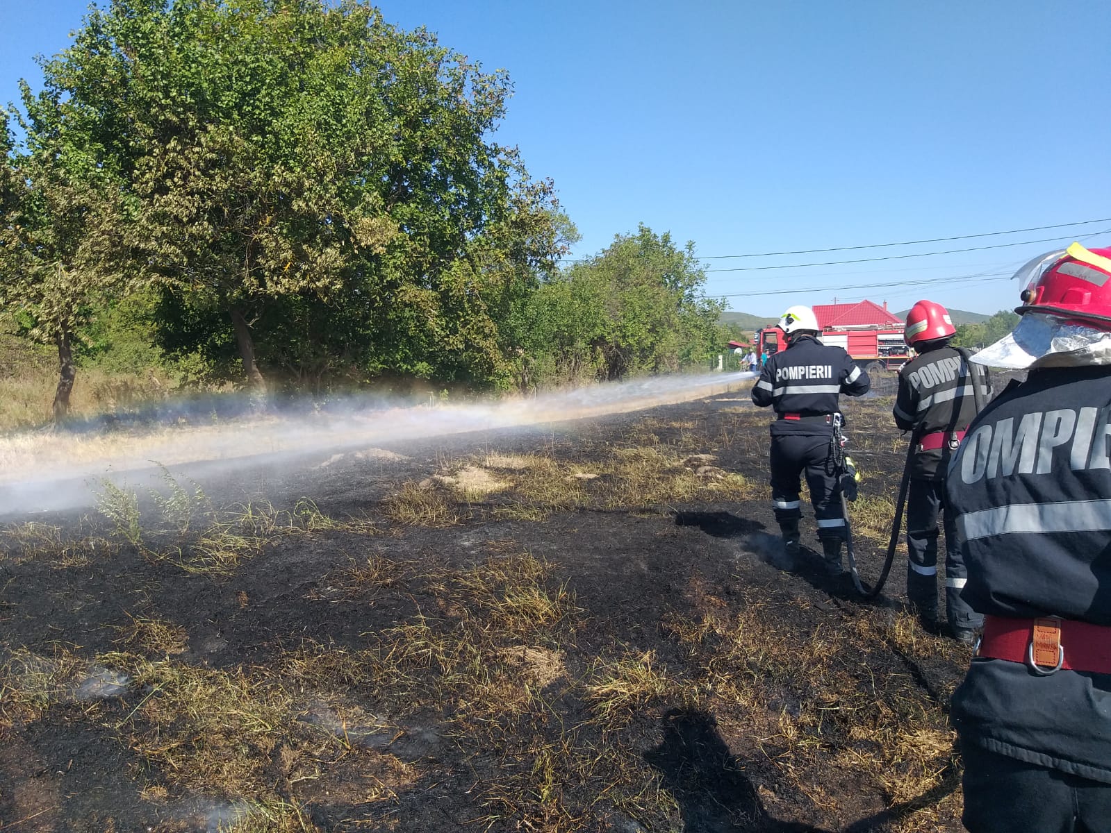 Județul TULCEA: Pompierii au lichidat un incediu ce era la un pas să cuprindă trei locuințe – FOTO