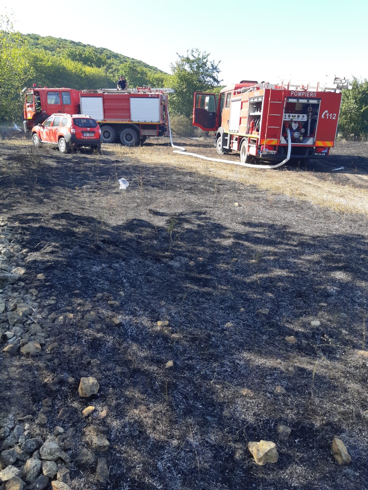 Județul TULCEA: Misiune dificilă pentru pompierii din cadrul Stației Babadag. S-au luptat două ore ca să stingă un incendiu – FOTO