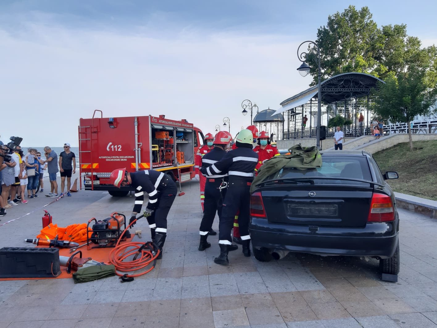 CONSTANȚA: Exerciţiu al ISU de descarcerare a victimelor unui accident rutier, desfăşurat pe faleza Cazinoului FOTO
