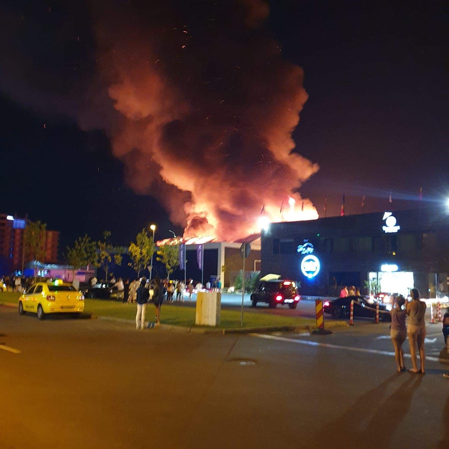 Un incendiu PUTERNIC a distrus în totalitate un cunoscut club din stațiunea Mamaia! FOTO/VIDEO