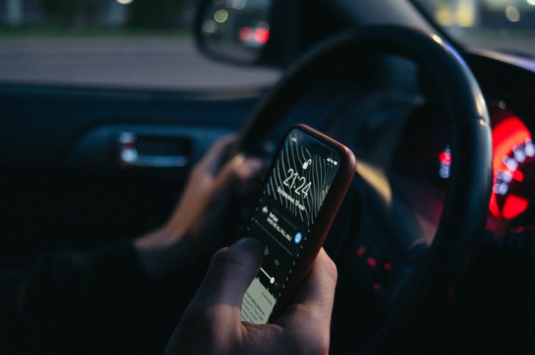 Folosirea telefonului mobil la volan va fi pedepsită cu amenzi de peste o mie de lei şi chiar cu suspendarea permisului de conducere