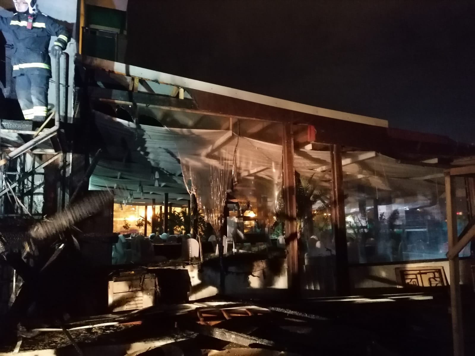 MAMAIA: Un incendiu a izbucnit azi-noapte la terasa unui hotel din stațiune – FOTO / VIDEO