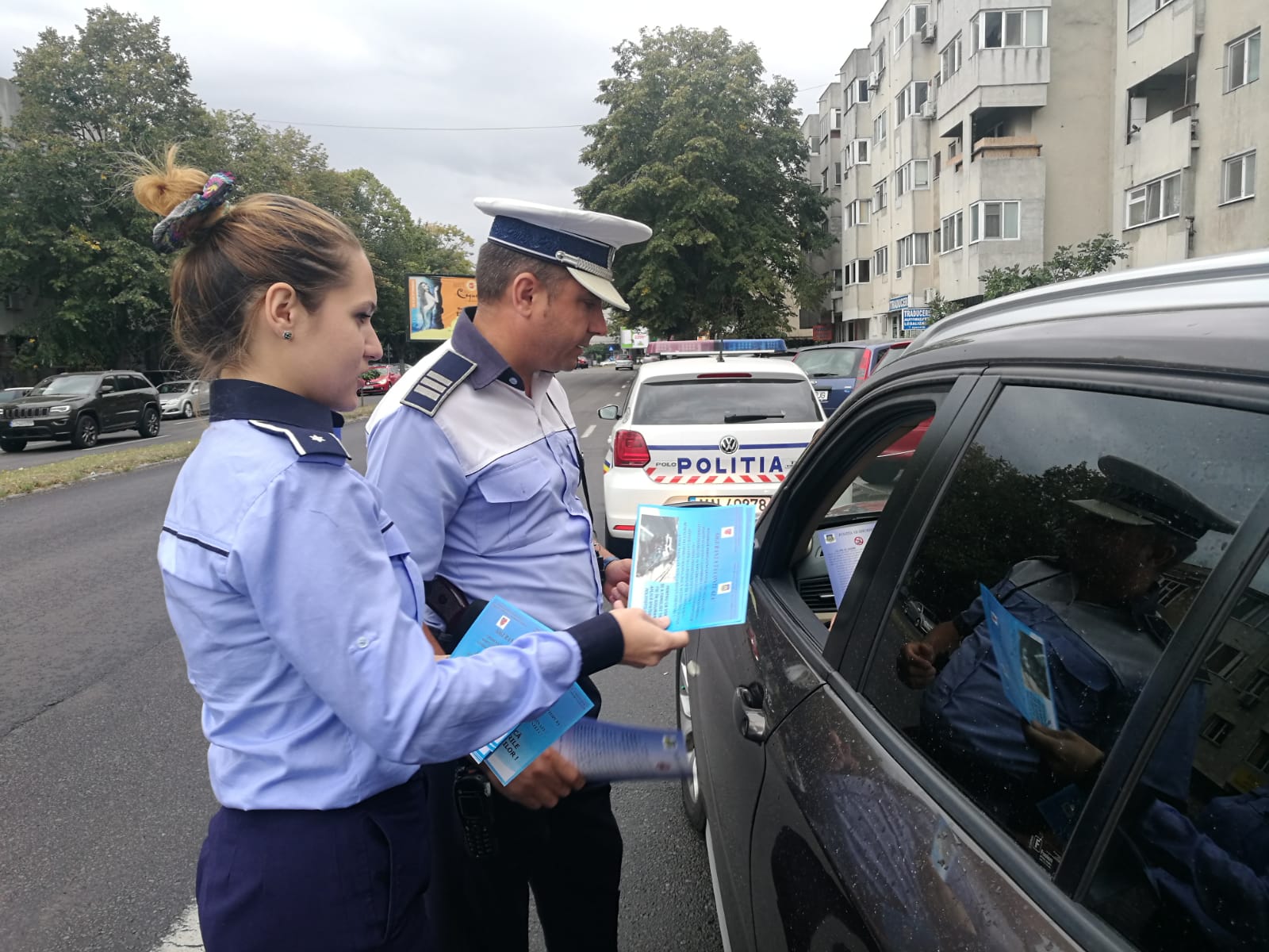 CONSTANȚA: Flyere împărțite de polițiști, în trafic, cu scopul prevenirii și combaterii accidentelor rutiere – FOTO