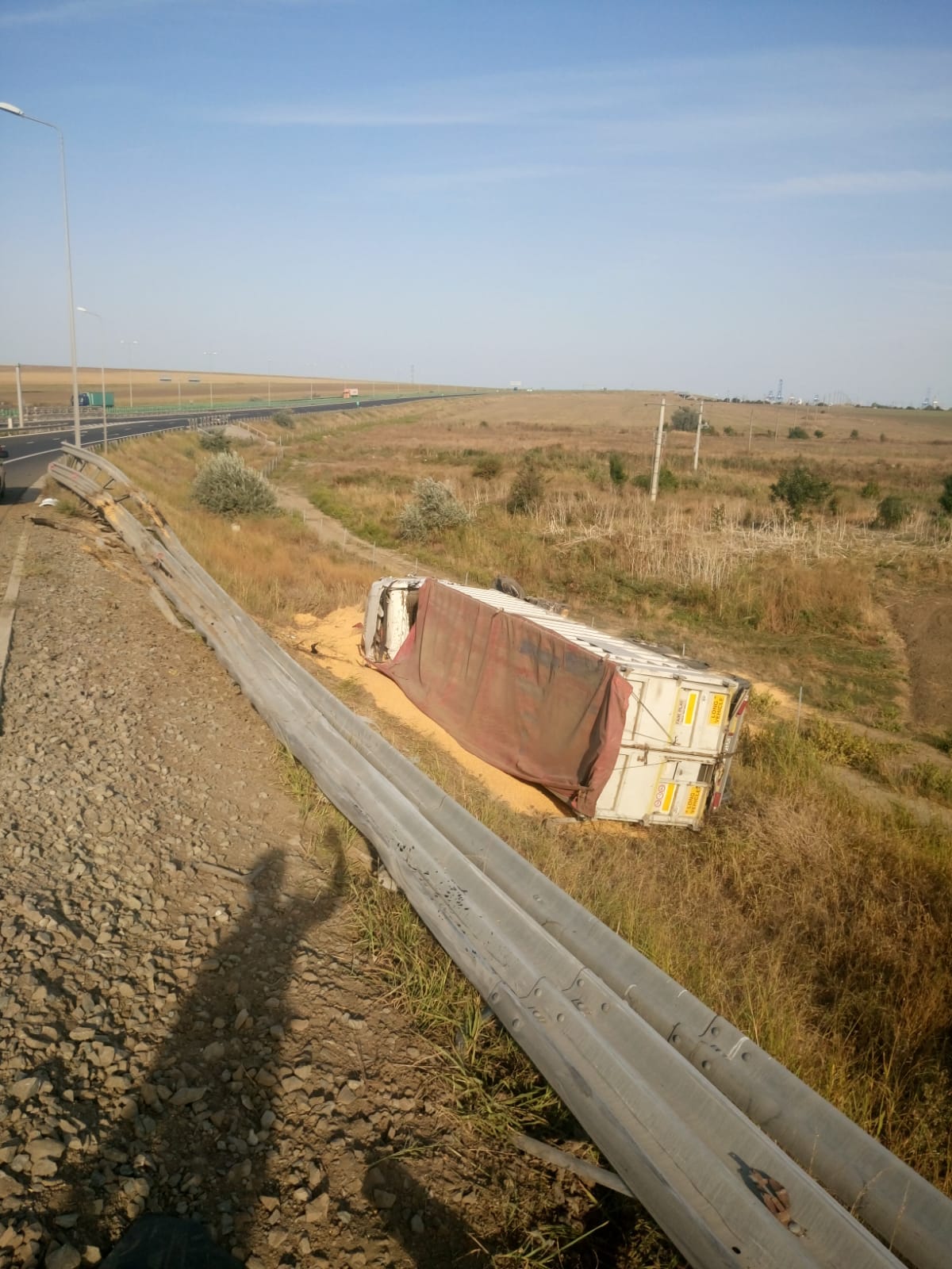 Un TIR s-a RĂSTURNAT pe Autostrada A4