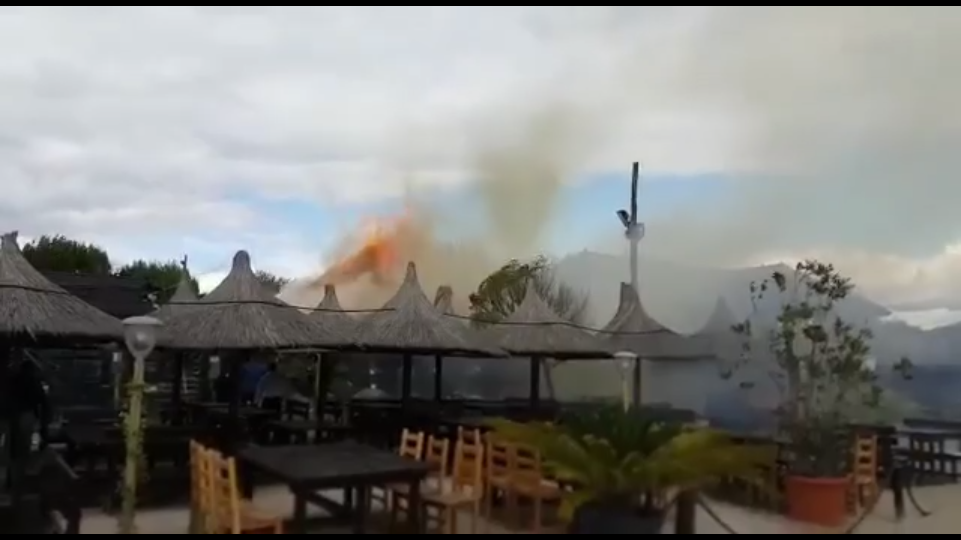 OLIMP: Un restaurant din stațiune a fost cuprins de flăcări