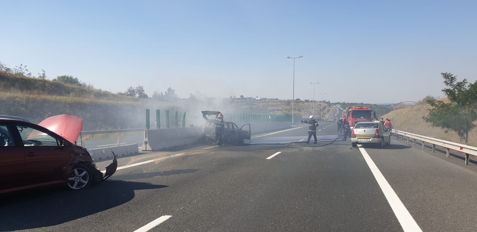 FOTO: Autostrada A2 blocată. O mașină a luat foc în urma unui accident