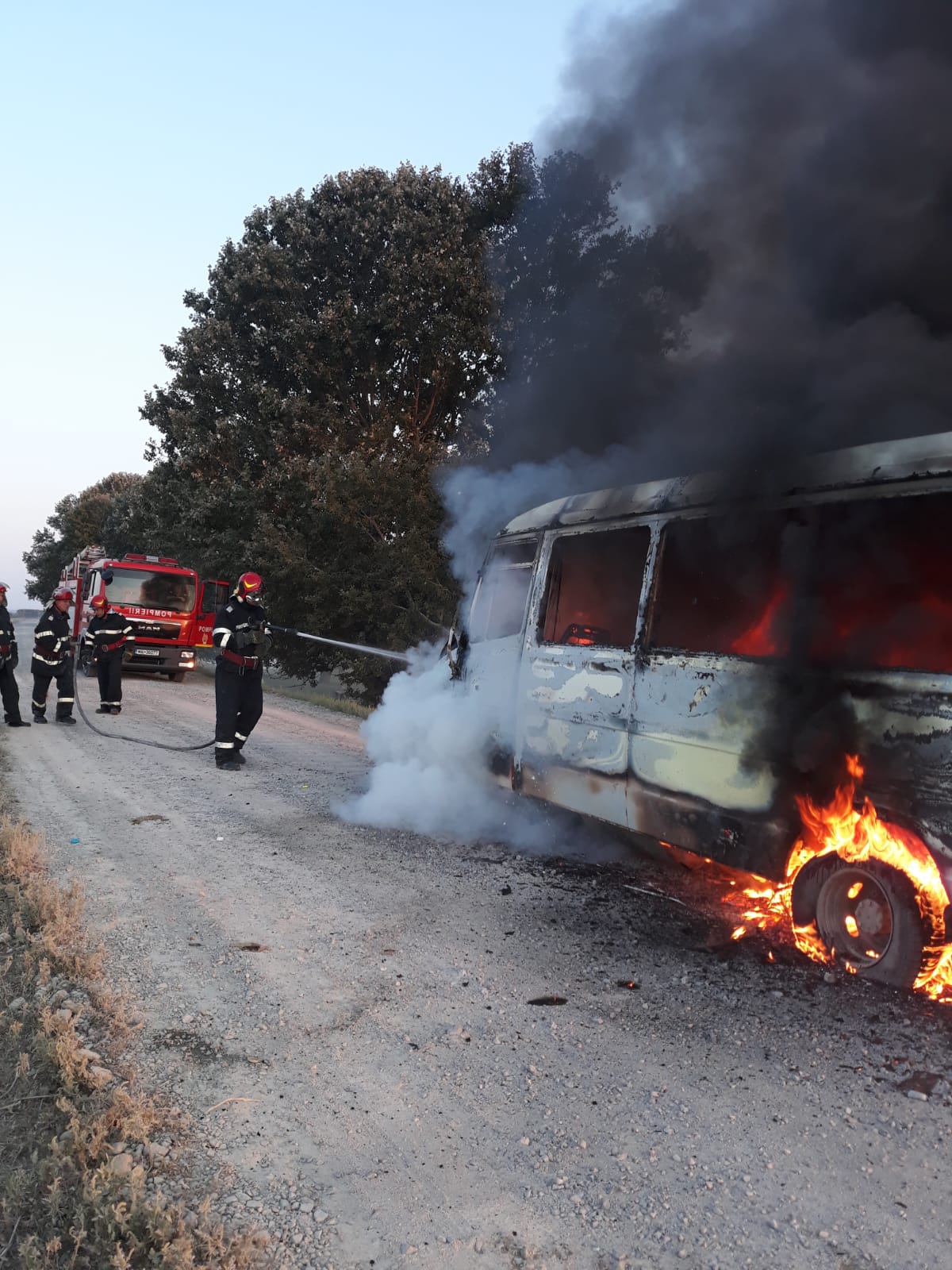 TULCEA/FOTO: Un microbuz cu pasageri a luat foc în trafic