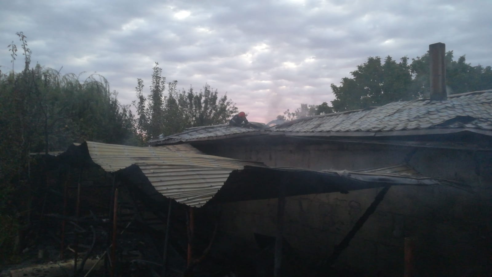 Județul TULCEA: Un incendiu a cuprins două case. Un bărbat a suferit arsuri de gradul II – FOTO