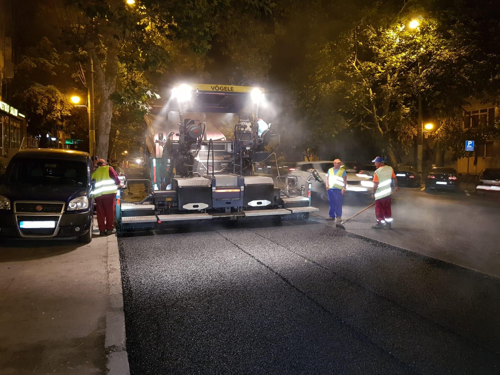 Apel către șoferi: „Evitați să parcați pe strada Soveja!” | Continuă lucrările de asfaltare