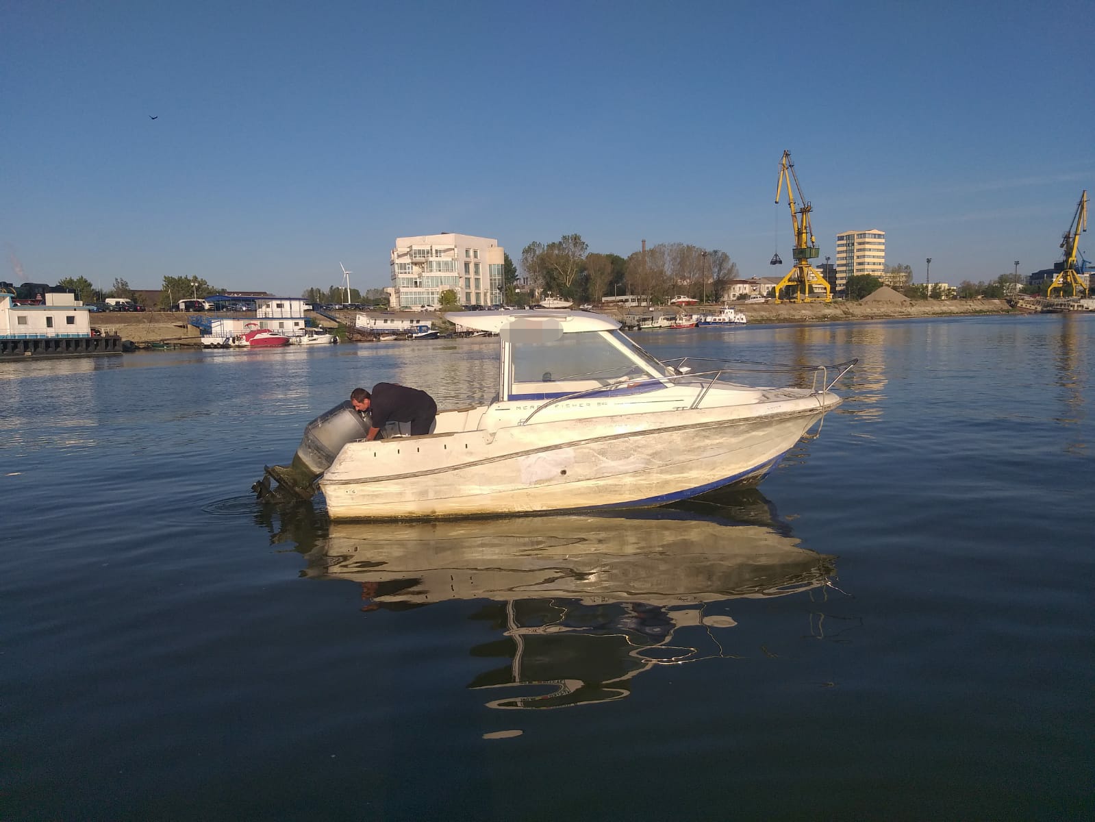 TULCEA. O ambarcațiune care plutea în derivă, recuperată de pompieri