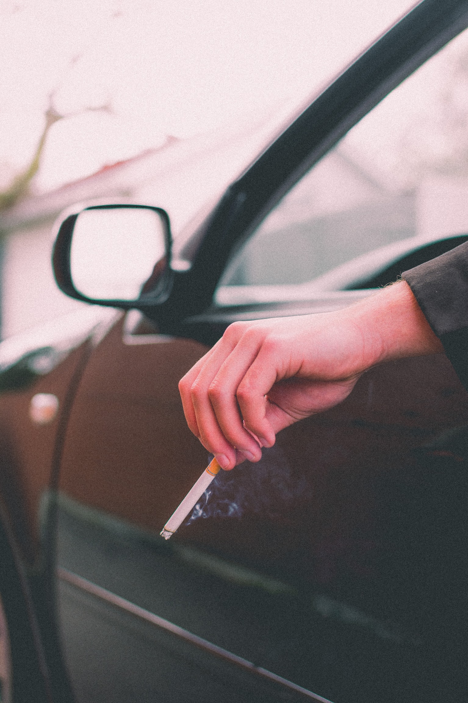 AUTO BLITZ | Fumatul ar putea fi interzis în mașinile în care se află copii sau femei însărcinate