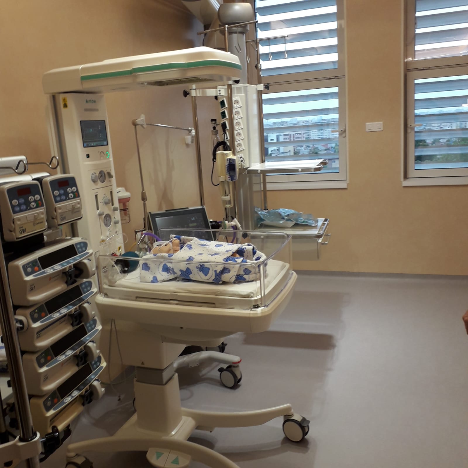 La Spitalul Județean Constanța a fost inaugurat noul compartiment de terapie intensivă nou-născuți. Proiectul de reconstrucție și mdoernizare a fost derulat de fundațiile „Dăruiește Aripi“ și „Inima Copiilor“