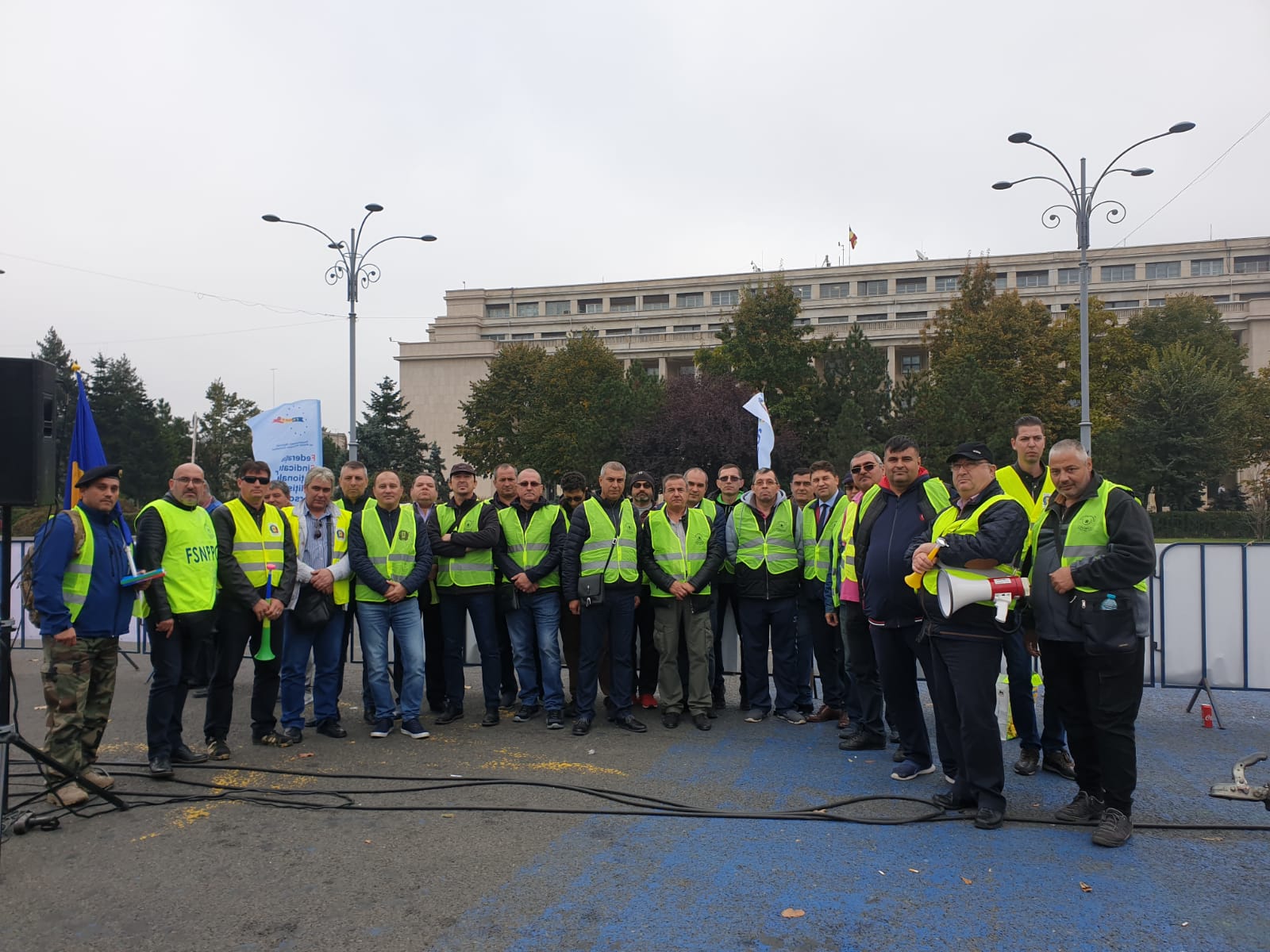 Un miting de protest al Sindicatului Cadrelor Militare Disponibilizate a fost organizat în Piața Victoriei