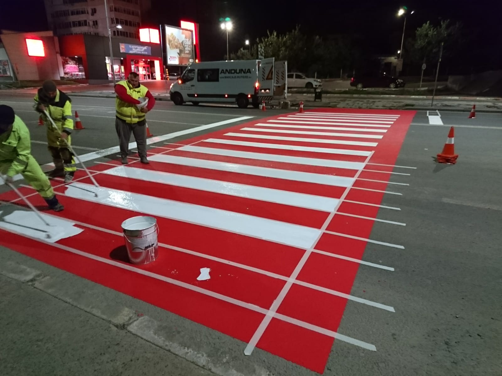 CONSTANȚA: Marcaje bicolore au fost aplicate în dreptul trecerilor de pietoni – FOTO