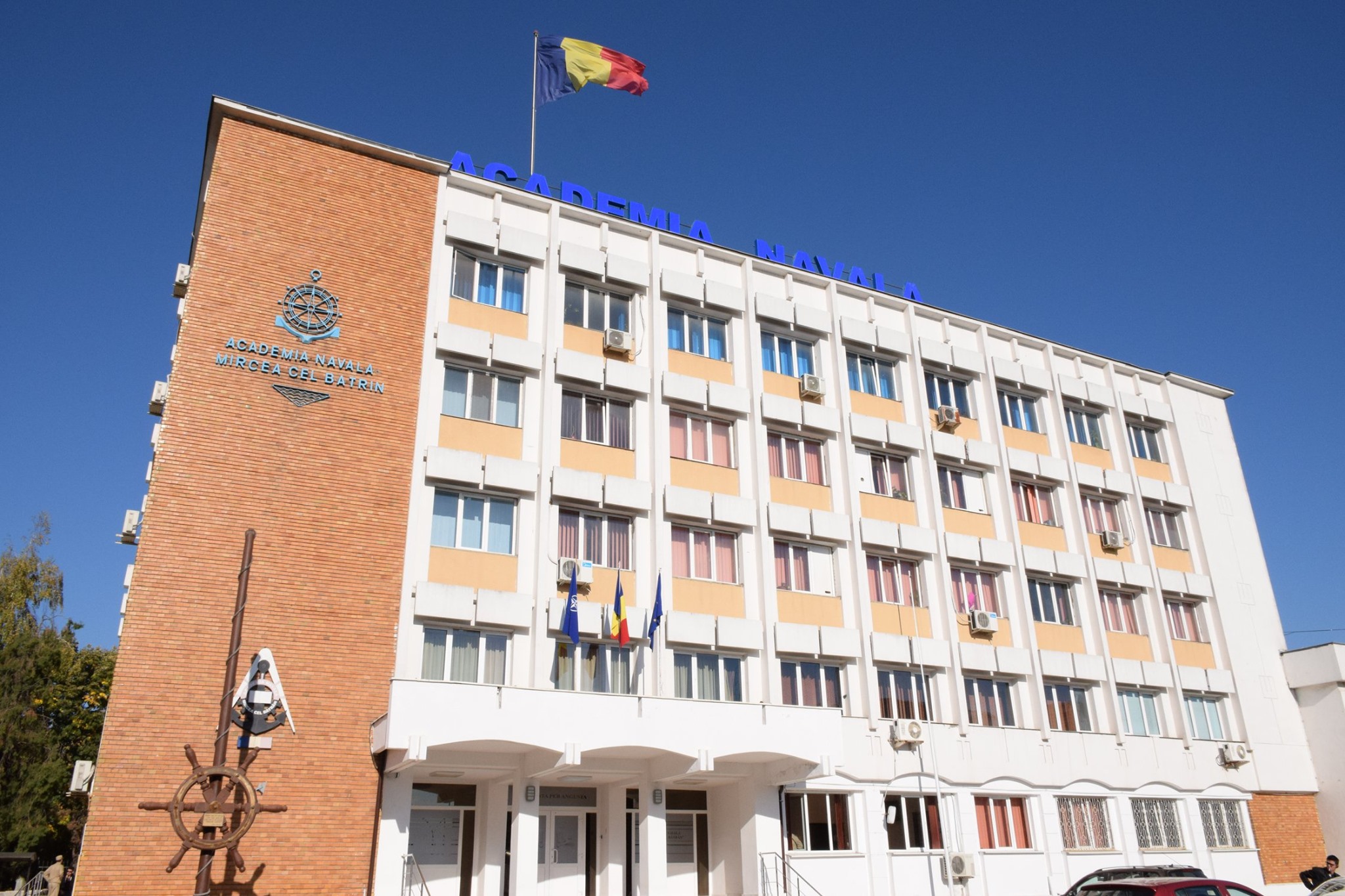Peste 100 de locuri în plus la studiile de licenţă organizate de către instituţiile militare de învăţământ superior. Cinci dintre acestea sunt la Academia Navală
