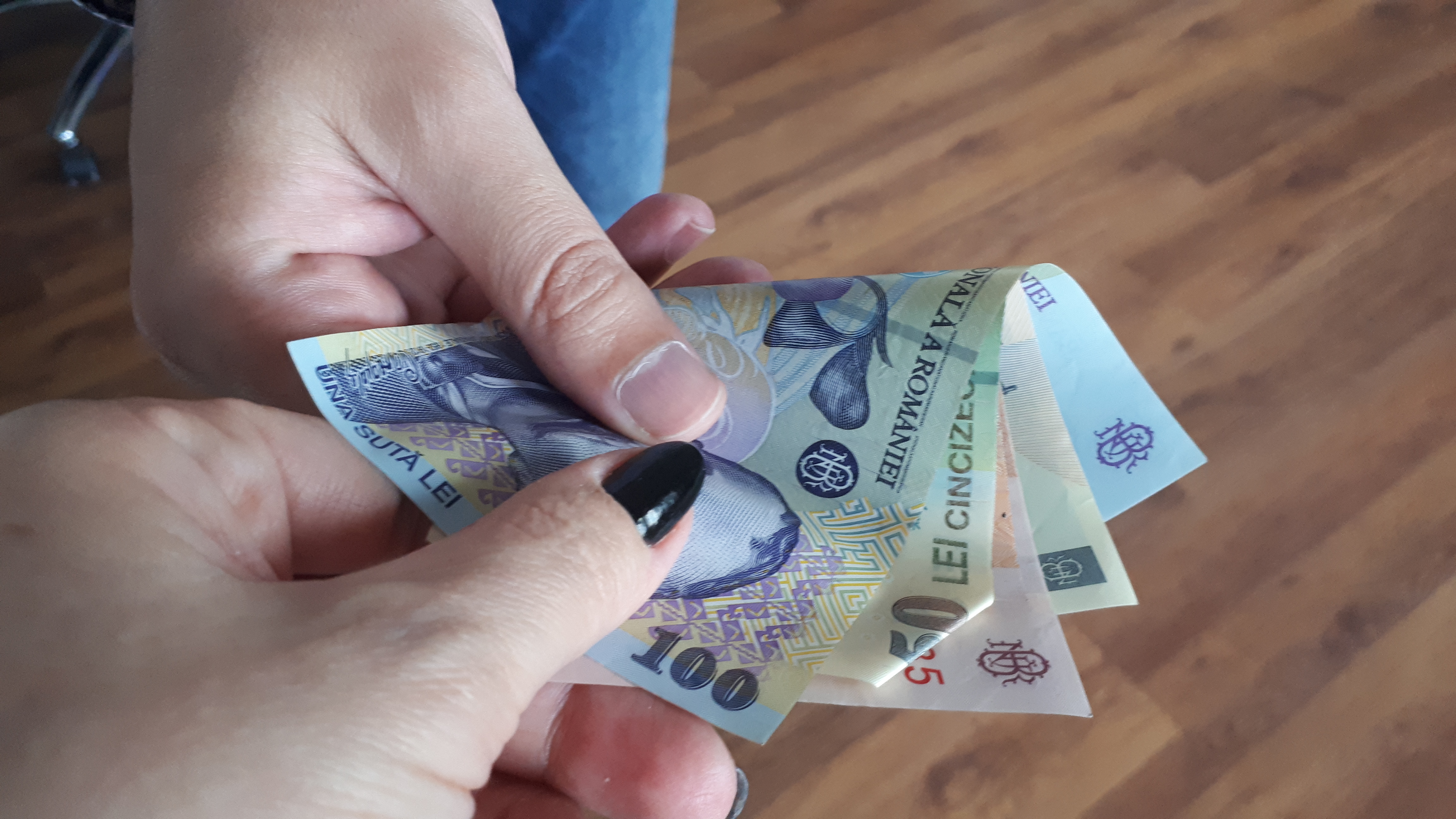 Guvernul urmează să ia o decizie cu privire la creșterea salariului minim