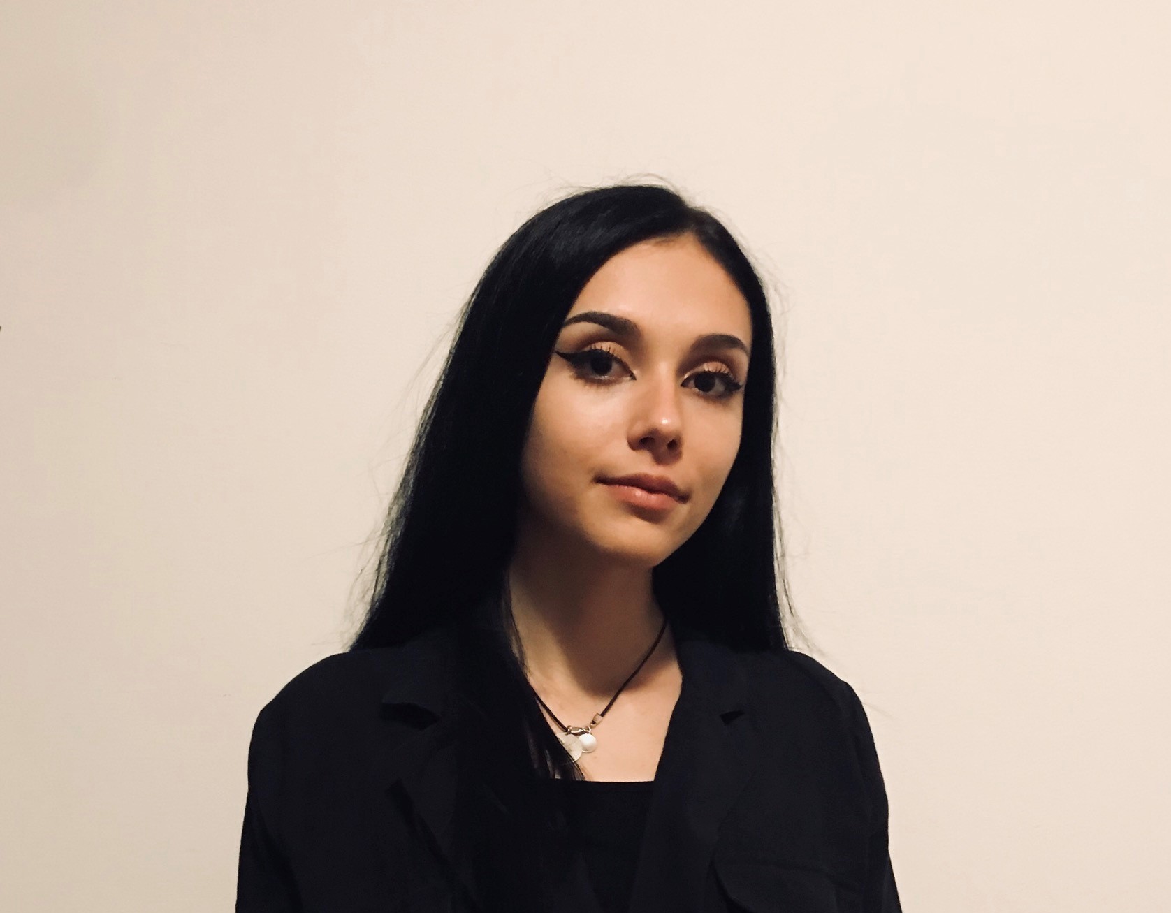 Tânăra artistă Bianca Culuș, invitată în emisiunea „Atelier urban“. Astăzi, după Știrile orei 18:00, la Radio Constanța