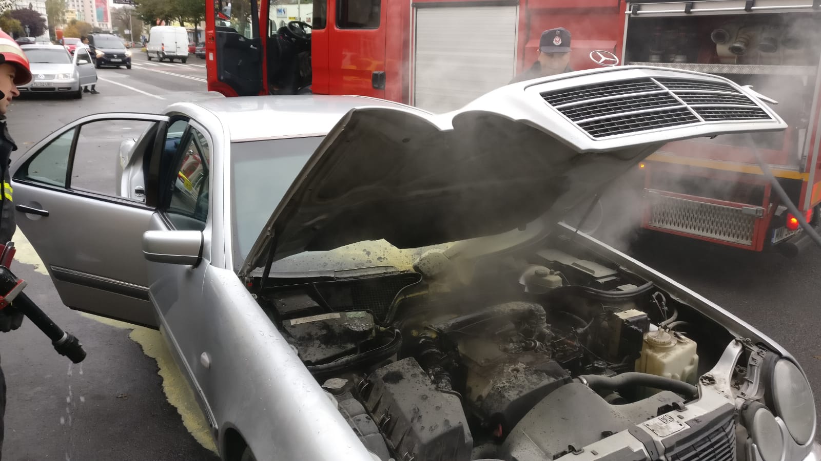 TULCEA/FOTO: Mașină cuprinsă de flăcări în trafic