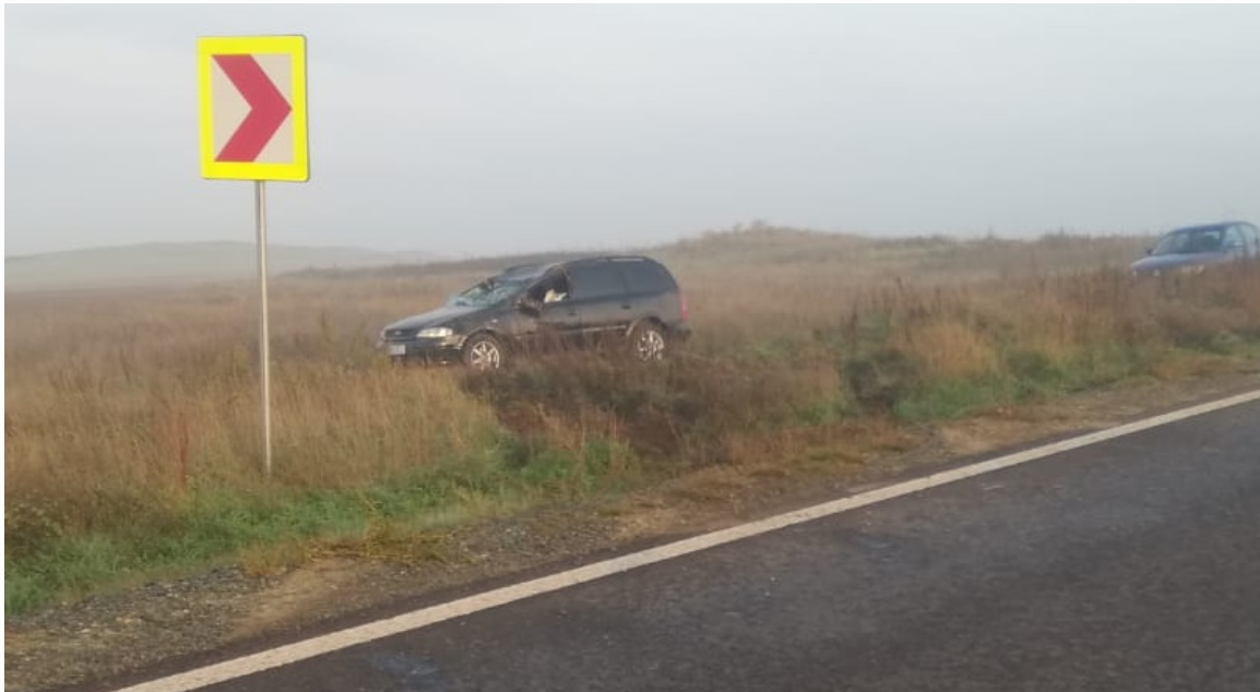 TULCEA: O mașină s-a răsturnat pe câmp din cauza vitezei