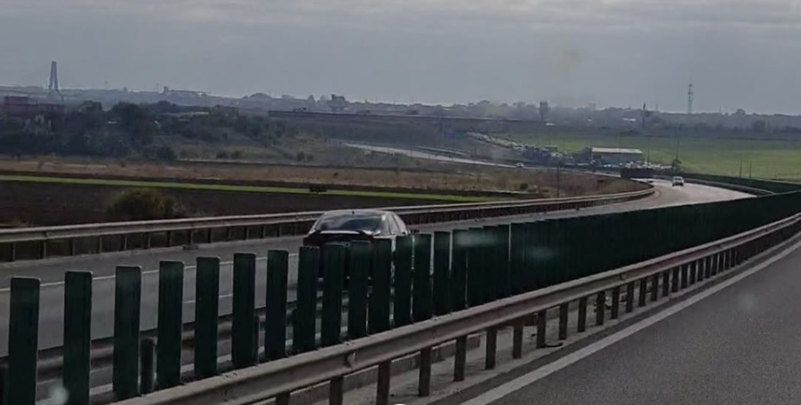 Un şofer care a condus pe contrasens pe A4, căutat de poliţişti
