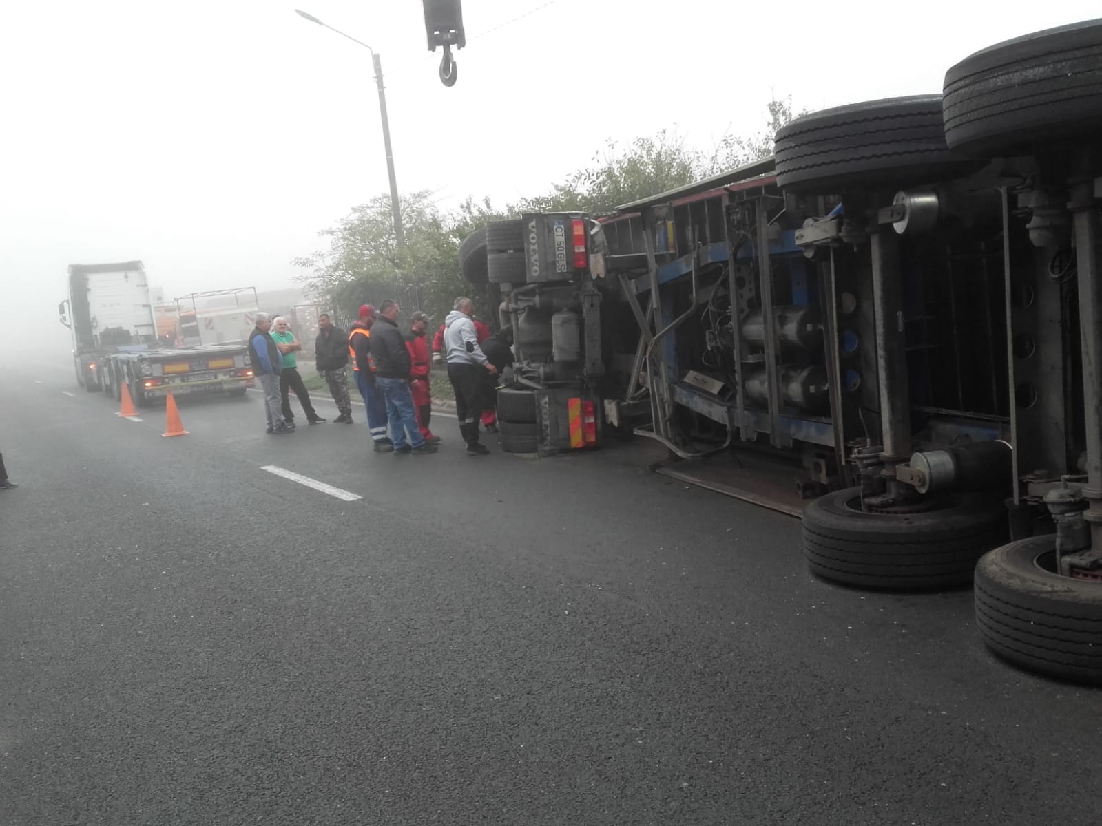 CONSTANȚA: Șofer încarcerat după ce un tir încărcat cu cereale s-a răsturnat pe carosabil