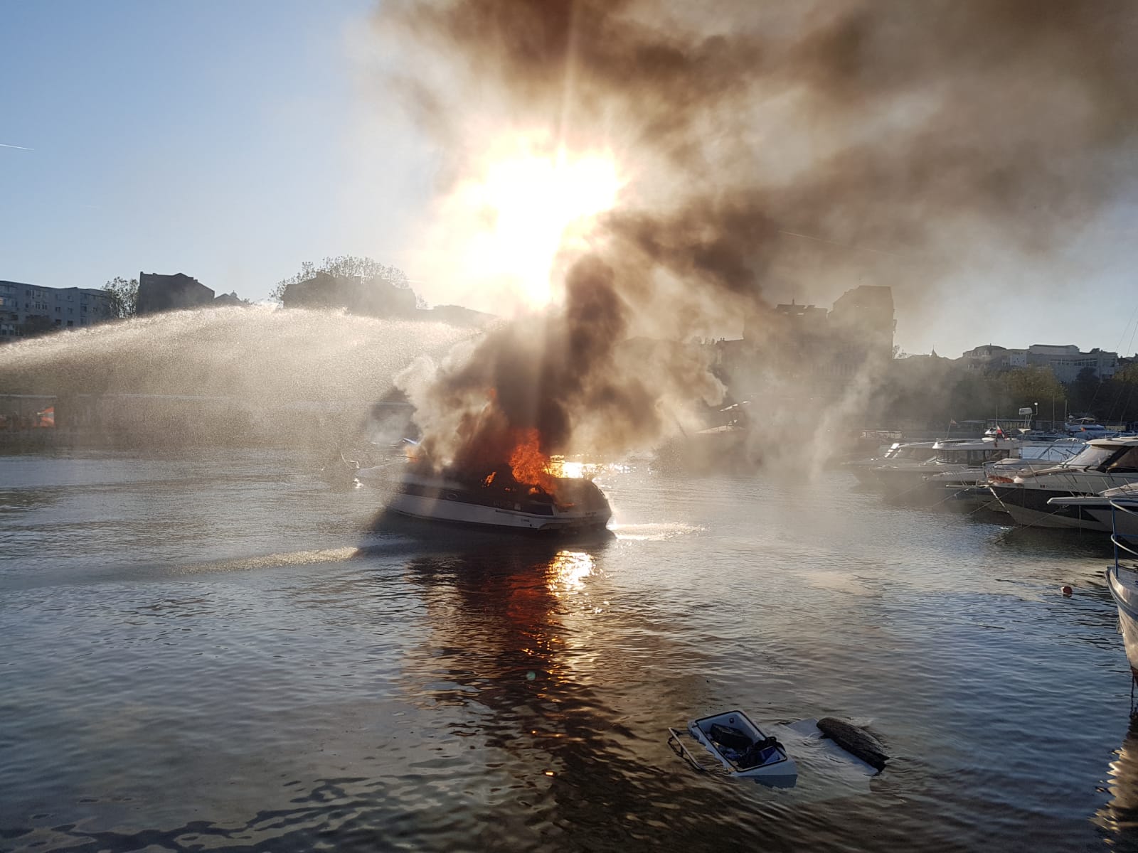 CONSTANŢA: Explozie urmată de un incendiu, pe o ambarcaţiune din Portul turistic Tomis
