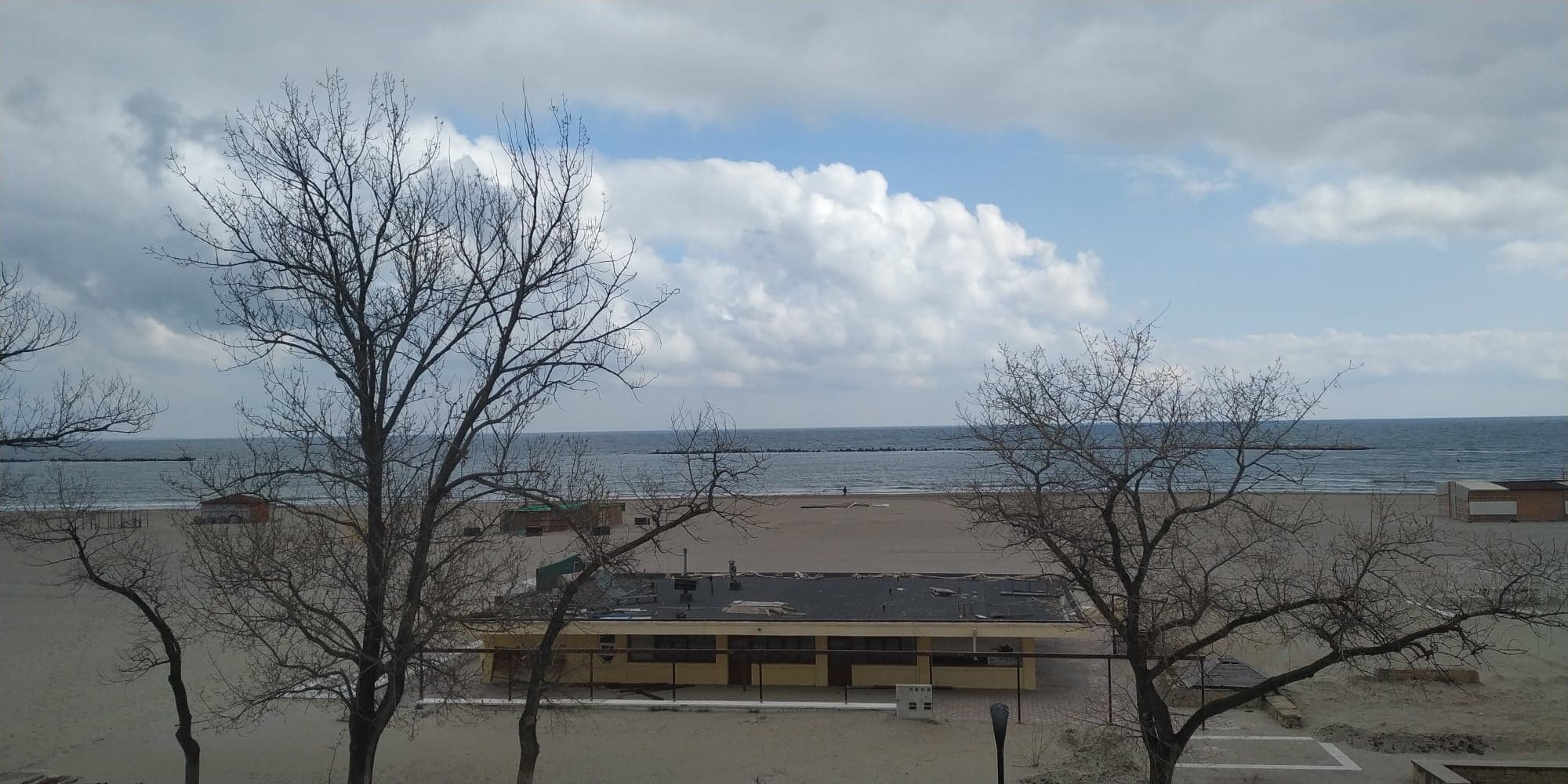 Vreme caldă, dar cu precipitații, în Dobrogea și pe litoral
