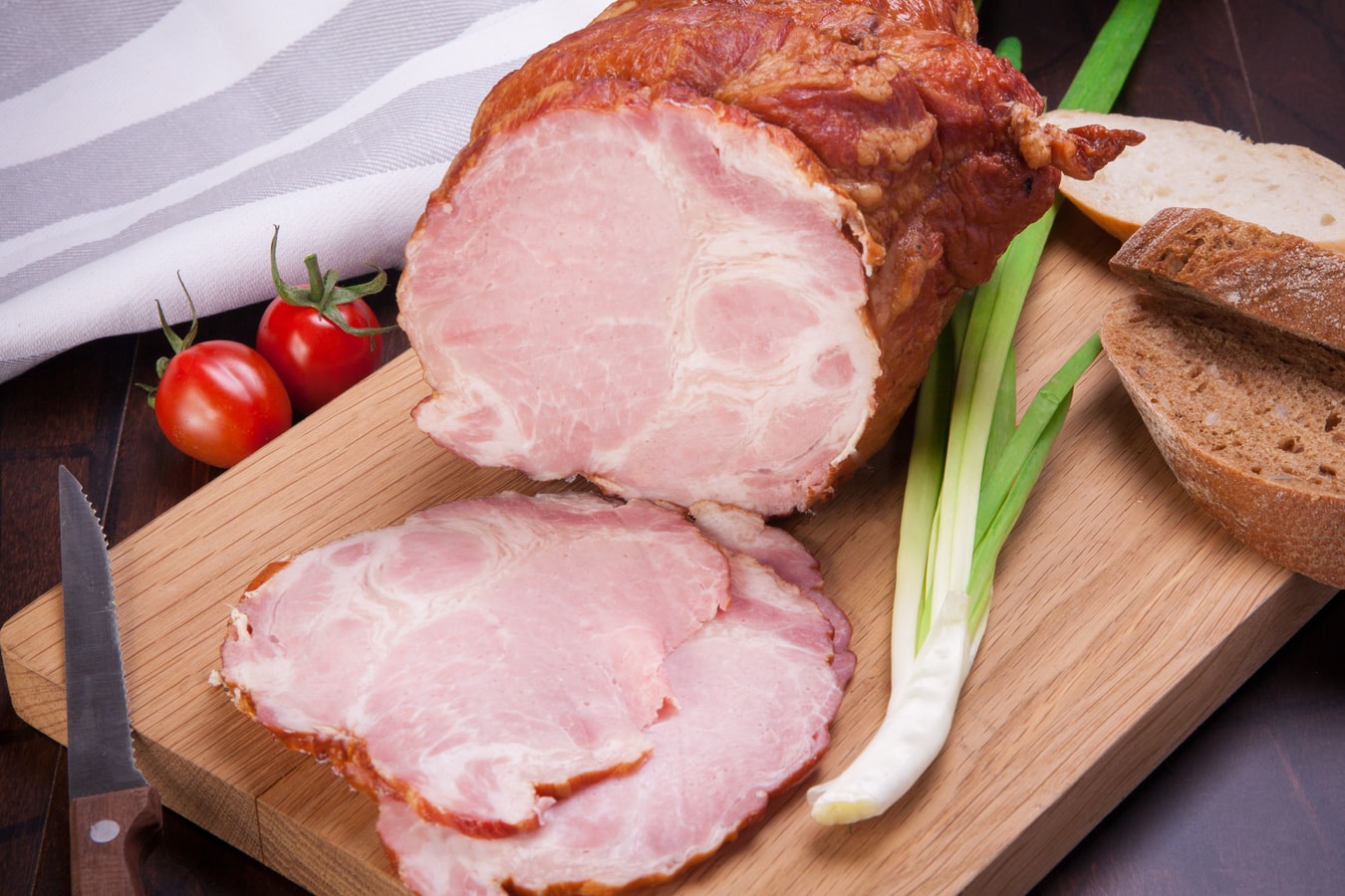 INS: Un român mănâncă aproape 100 de kilograme de pâine pe an şi 58 de kilograme de carne