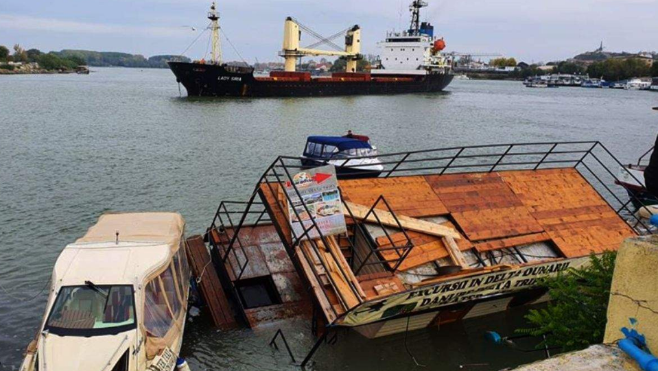 TULCEA: O navă cargo a lovit un ponton în port