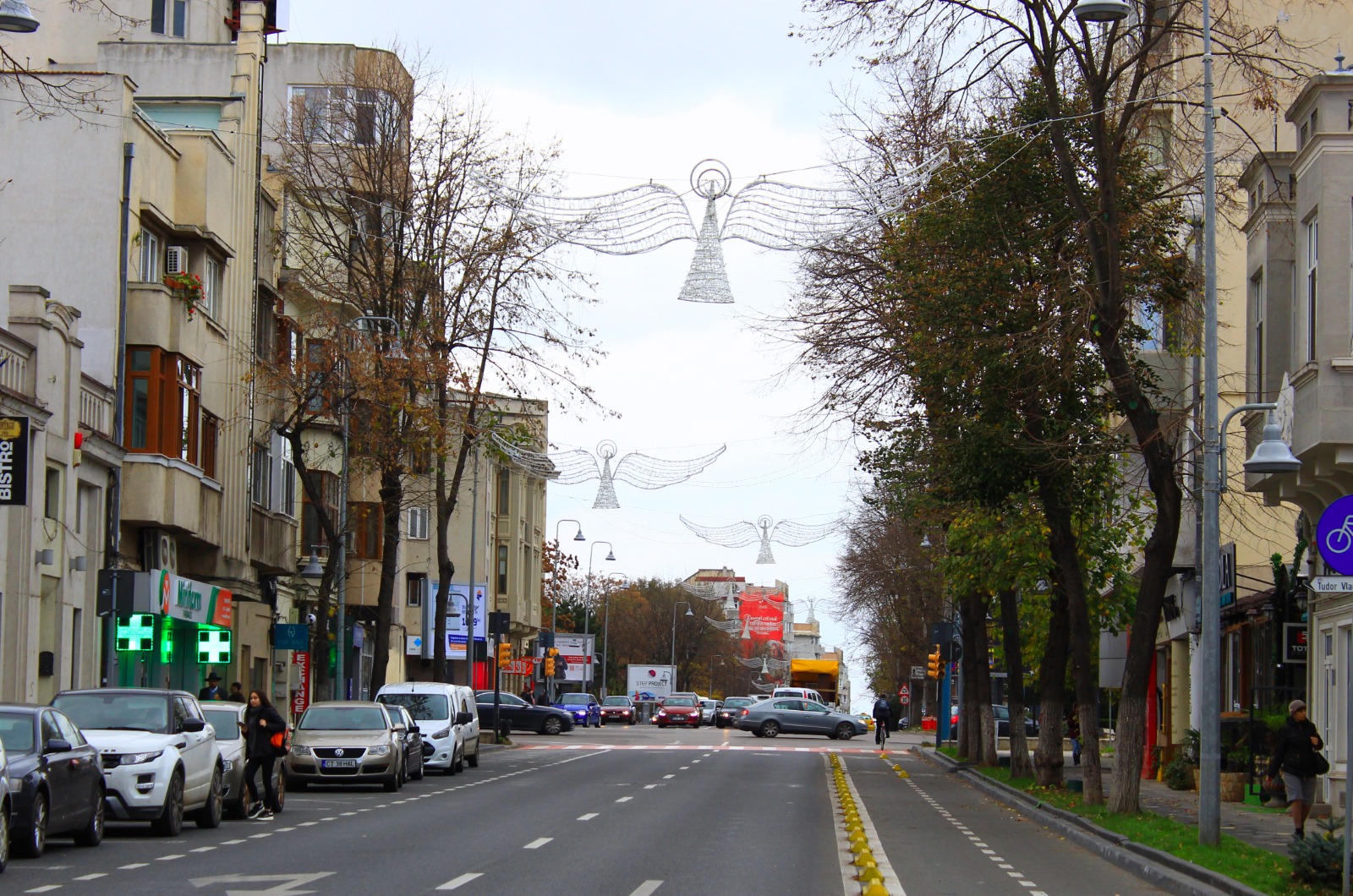 CONSTANȚA: A început montarea elementelor de iluminat festiv