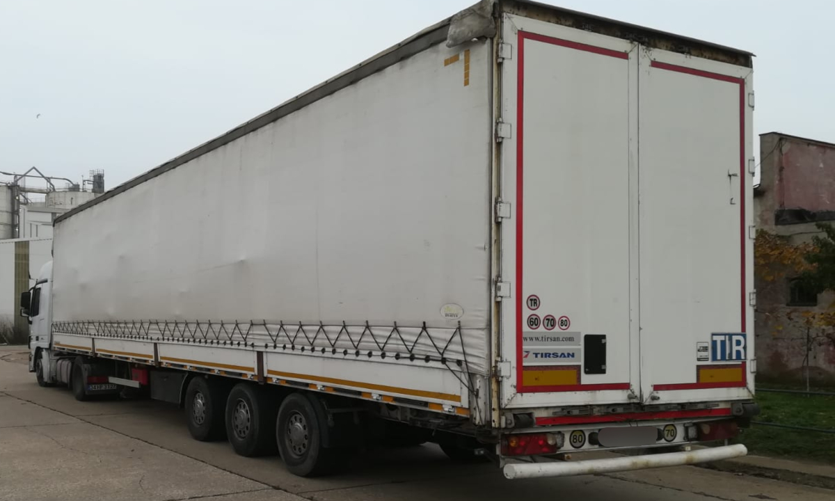 Bunuri nedeclarate și susceptibile a fi contrafăcute, descoperite într-un autocamion – FOTO