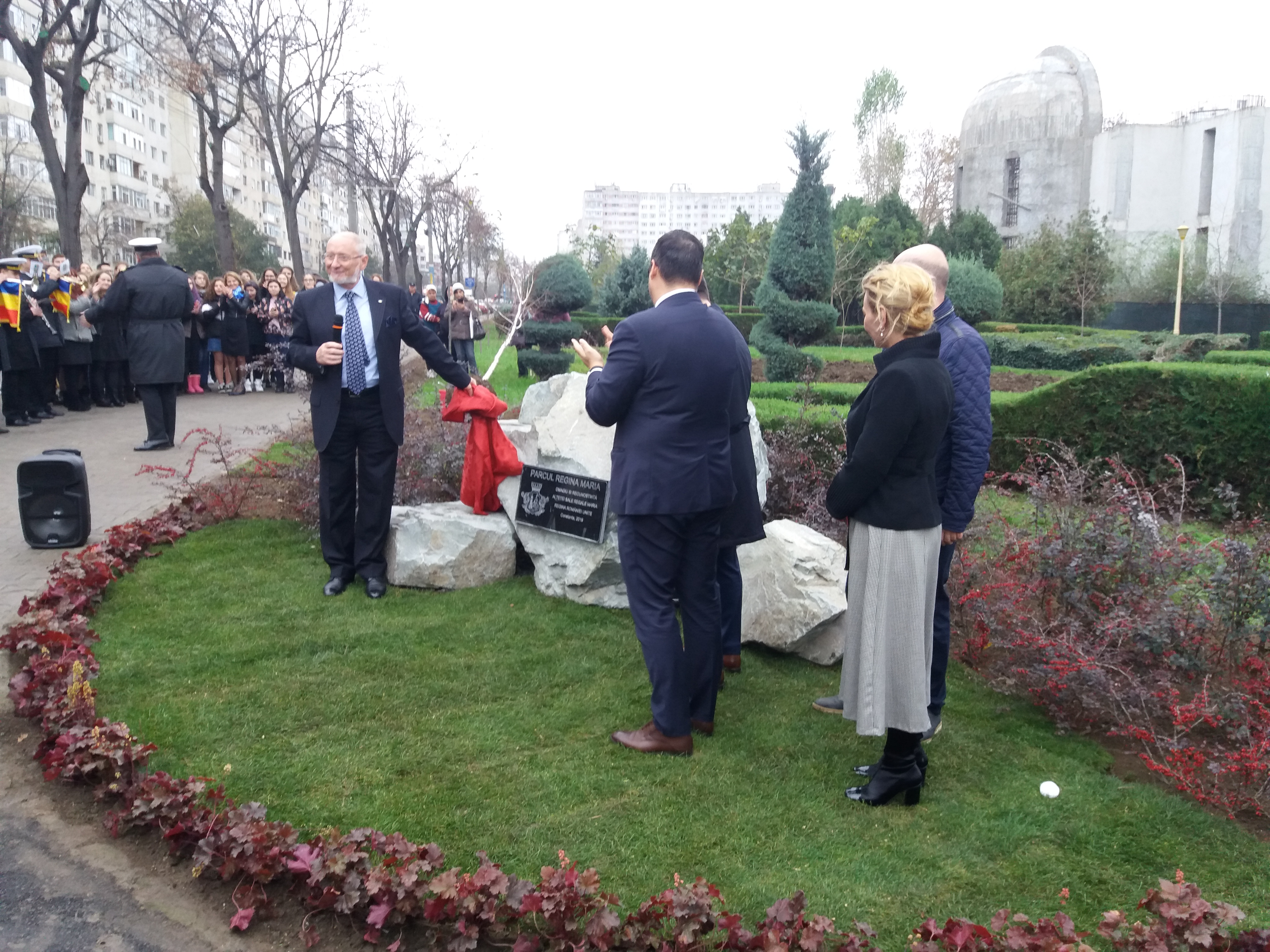 CONSTANȚA: A fost dezvelită placheta comemorativă care atestă denumirea dată parcului situat în perimetrul Casei de Cultură – FOTO