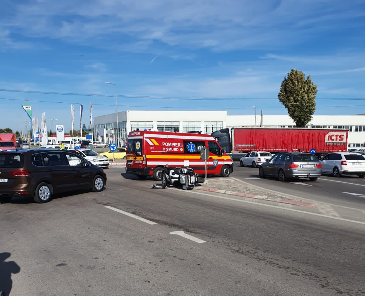 CONSTANȚA: Poliţist rănit într-un accident rutier în timp ce conducea motocicleta de serviciu – FOTO