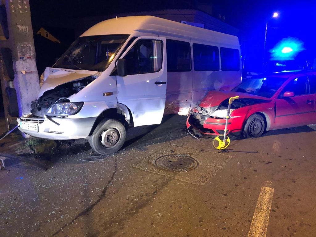 CONSTANȚA: Cinci răniţi în urma coliziunii între un microbuz cu călători şi un autoturism, la Medgidia