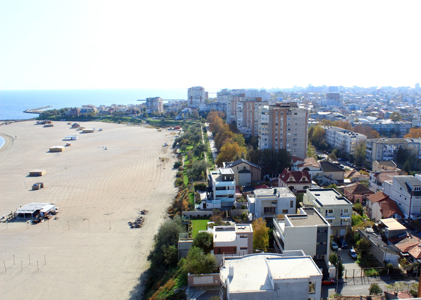 CONSTANȚA: 20 de construcții ridicate fără autorizație pe plajă, în zona Faleză Nord, vor fi desființate
