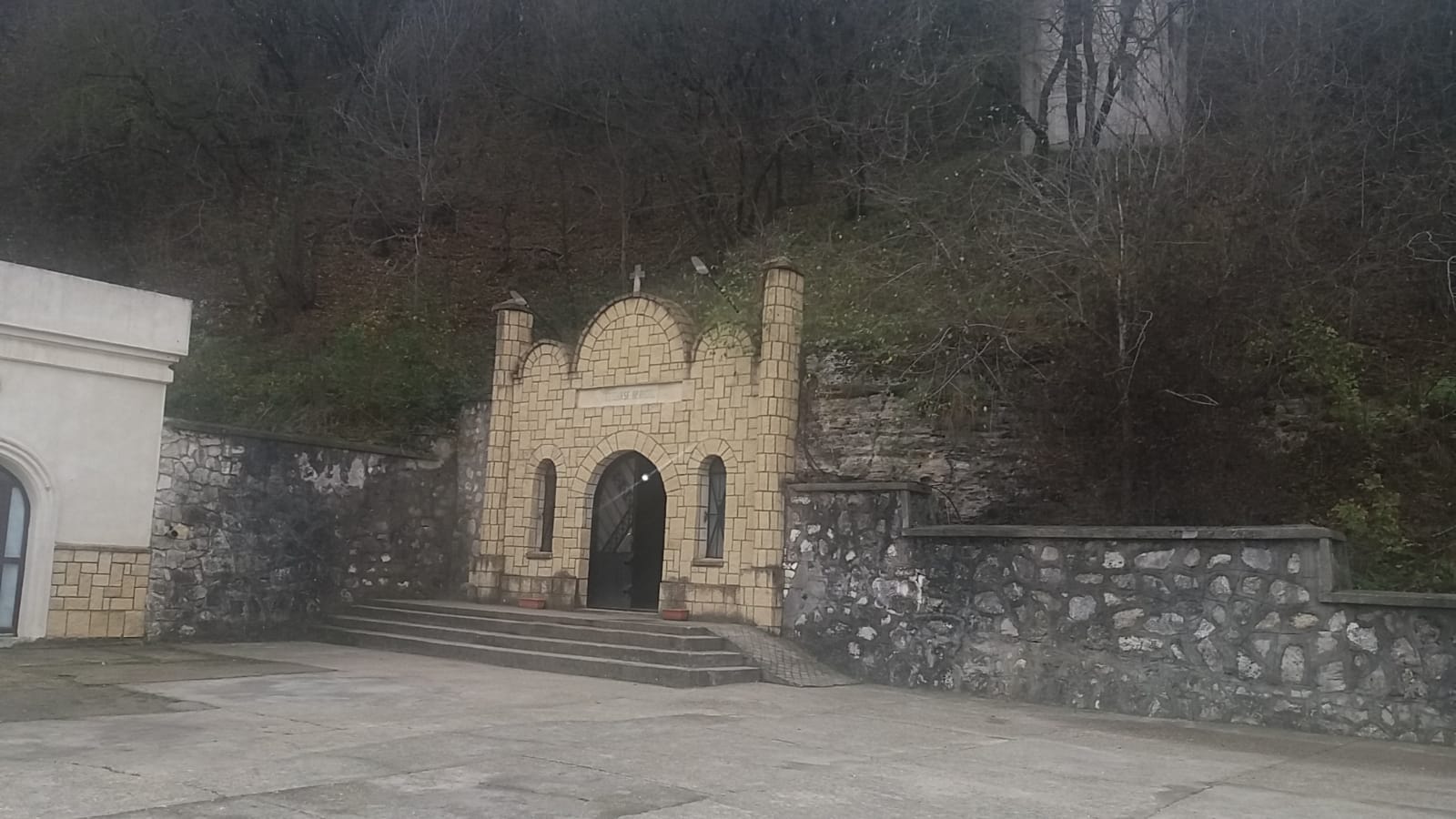 Slujbe și pelerinaj la Peștera Sfântului Andrei