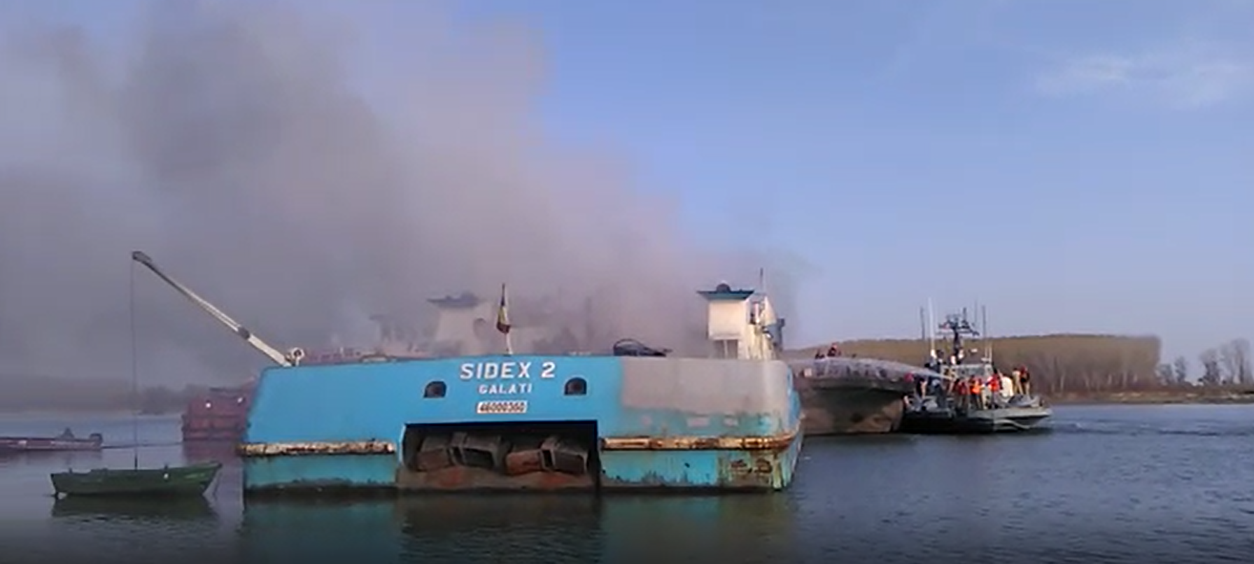 Un incendiu puternic a izbucnit pe o barjă încărcată cu bauxită, pe Dunăre