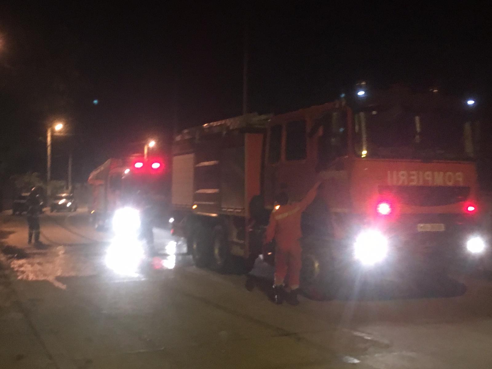 TULCEA/FOTO: Alarmă la pompieri. Casă cuprinsă de flăcări