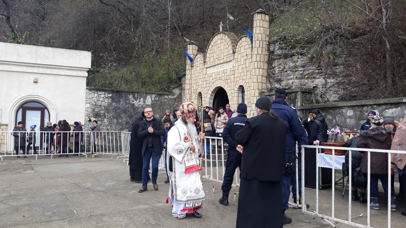 FOTO: Pelerinaj la peștera Sf. Apostol Andrei