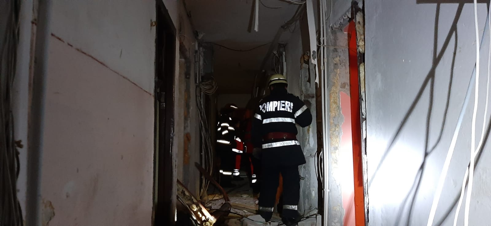 TULCEA: Mai multe persoane au fost rănite în urma unei explozii ce a avut loc într-un bloc de garsoniere – FOTO/VIDEO