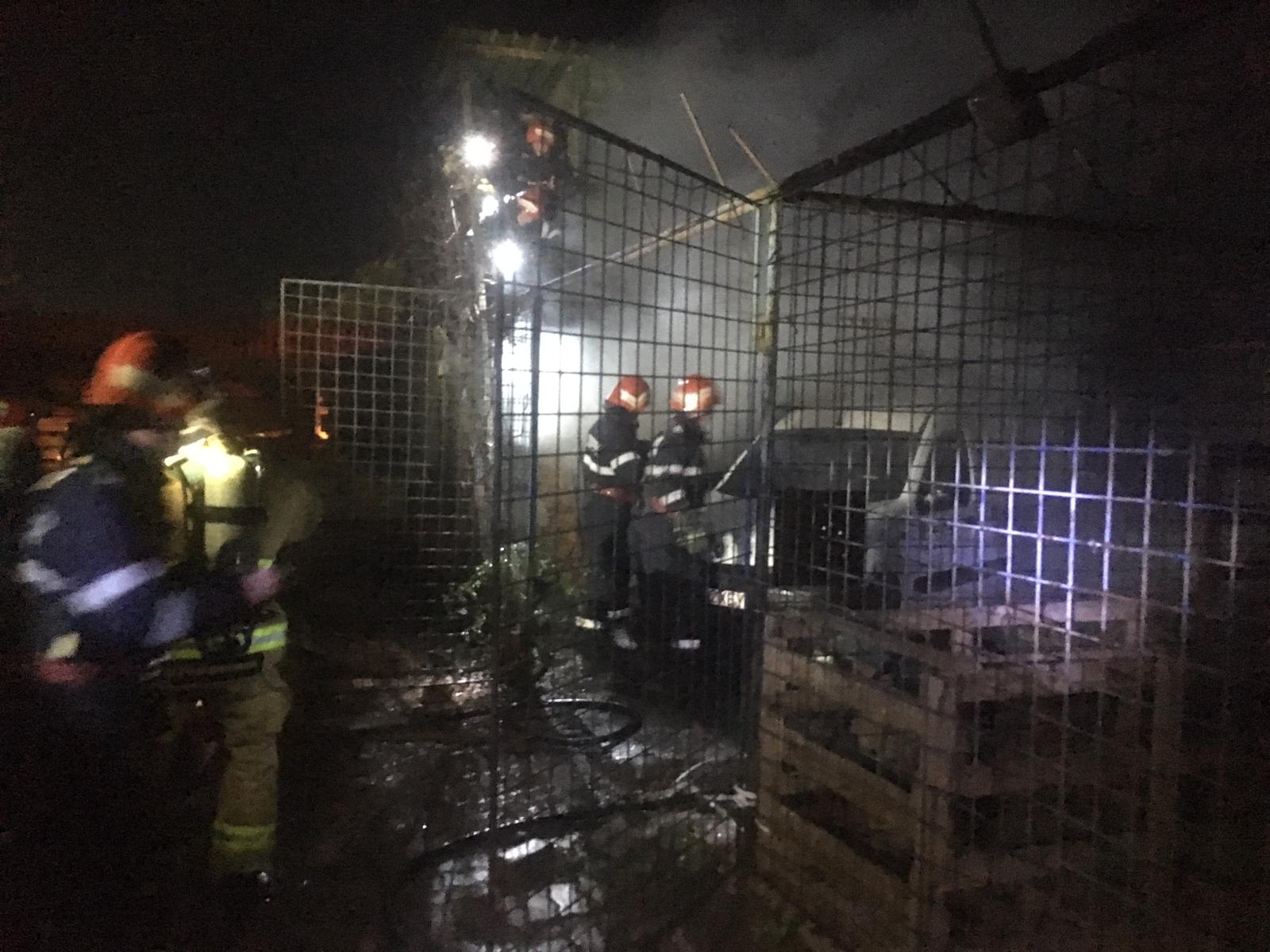 Tulcea: Circa două tone de deşeuri din plastic, distruse într-un incendiu