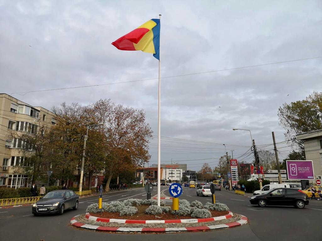 CONSTANȚA: Steaguri tricolore de mari dimensiuni, montate în intersecţii din municipiu