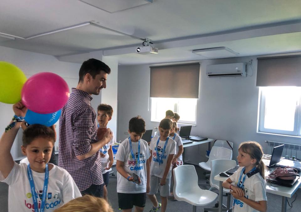 Cosmin Stan: Le transformăm copiilor ideea de stat la calculator în ceva foarte interesant