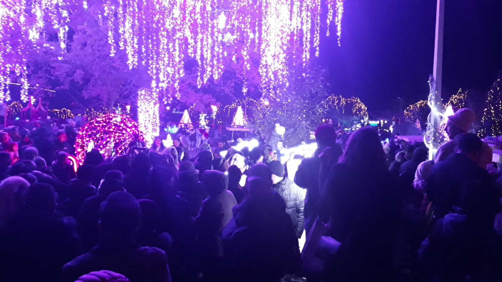 CONSTANȚA: Tărâmul magic al Crăciunului a fost inaugurat aseară – FOTO