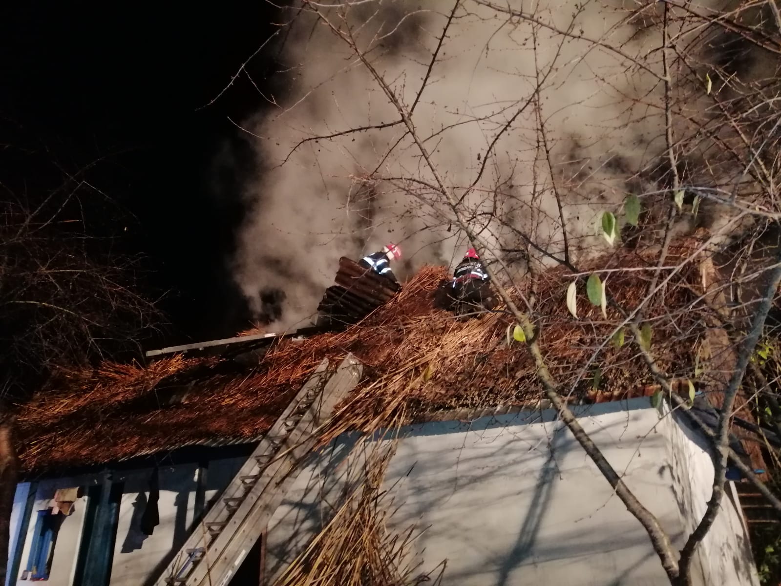 TULCEA/FOTO: Casă distrusă de un incendiu