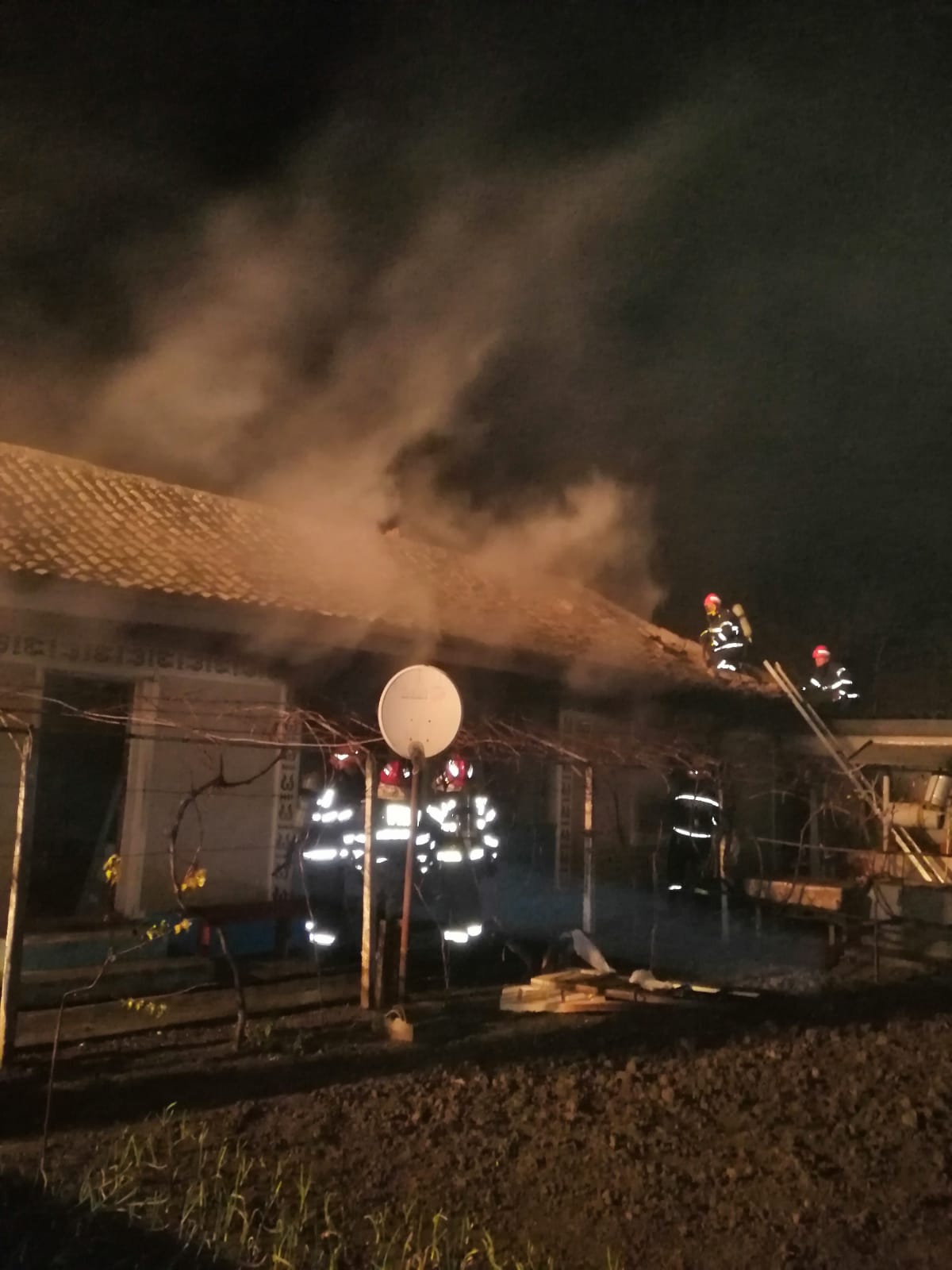 TULCEA/FOTO: Alertă la Pompieri. Incendiu la o casă în Ajunul Crăciunului