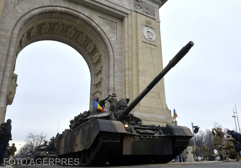 Aproximativ 4.000 de militari, 200 de mijloace tehnice şi peste 50 de aeronave, la parada de la Arcul de Triumf