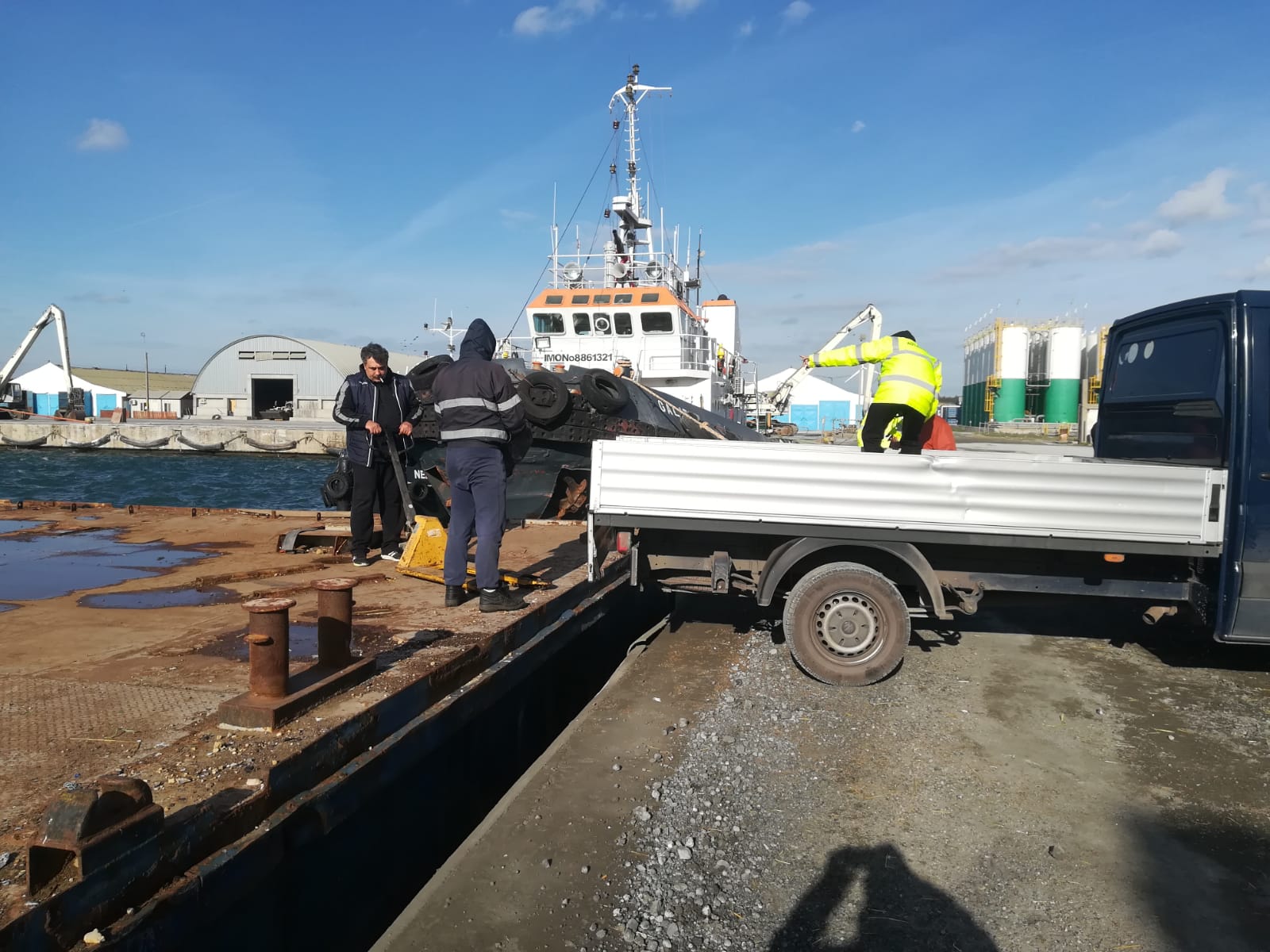 CONSTANȚA: Ecologizarea acvatoriului Midia de cadavrele oilor din zona epavei Queen Hind este aproape încheiată