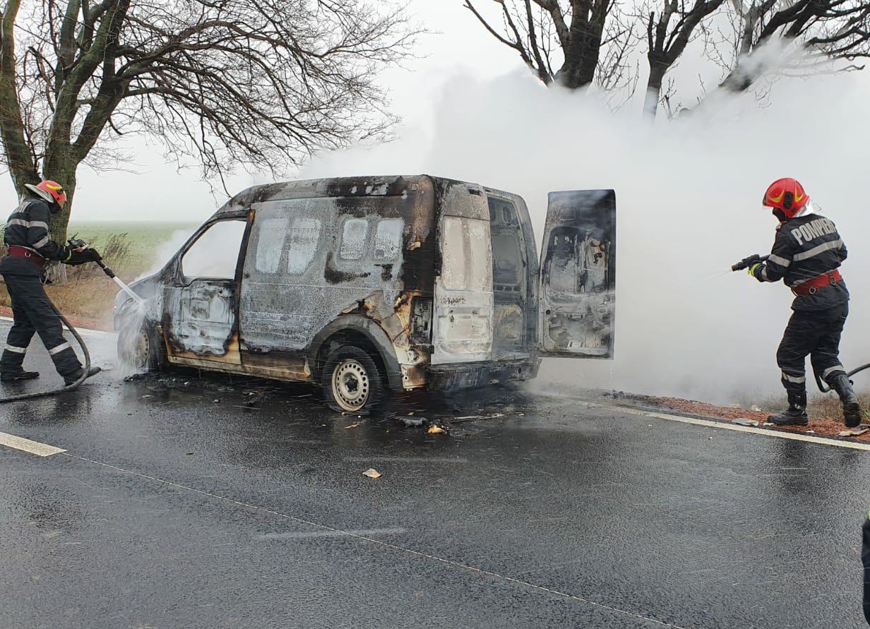 TULCEA: O autoutilitară a luat foc pe DN 22A. Din fericire nu există victime – FOTO